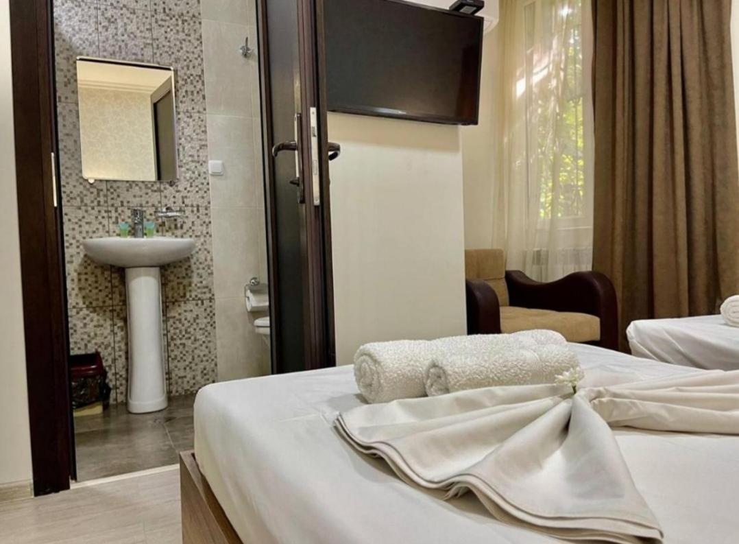 Merien Hotel Erivan Exterior foto